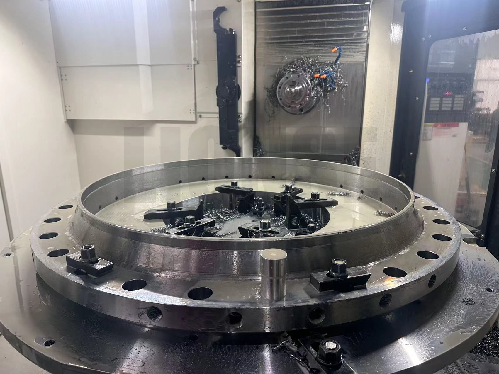 Cum să asigurați verticalitatea găurii atunci când găuriți flanșe cu diametru mare?