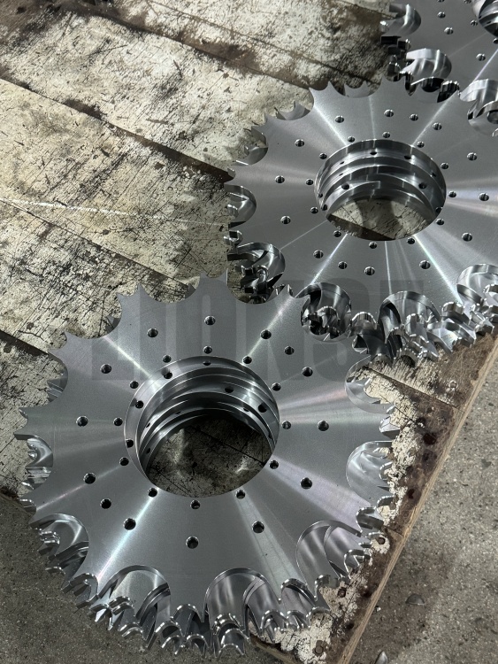 Care este funcția principală a unui pinion în echipamentele mecanice?